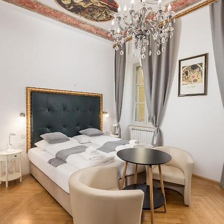 Apartments Art Teatro غييكا المظهر الخارجي الصورة